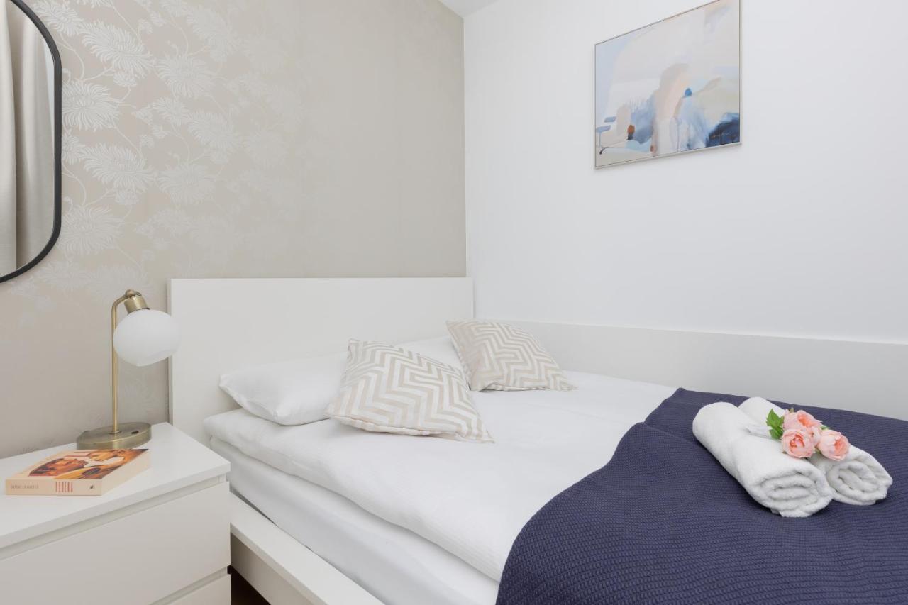Warszawa Srodmiescie Bonifraterska Apartments By Noclegi Renters Dış mekan fotoğraf